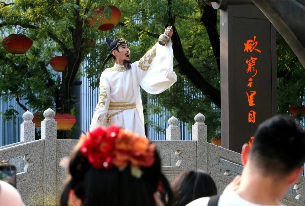 大唐不夜城，诗仙“李白”与游客对诗。西安曲江新区管委会供图