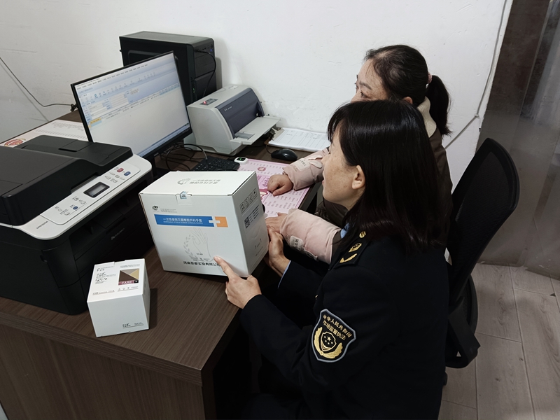 安康局执法监管人员应用医疗器械唯一标识智慧监管系统(UDI)开展日常检查。