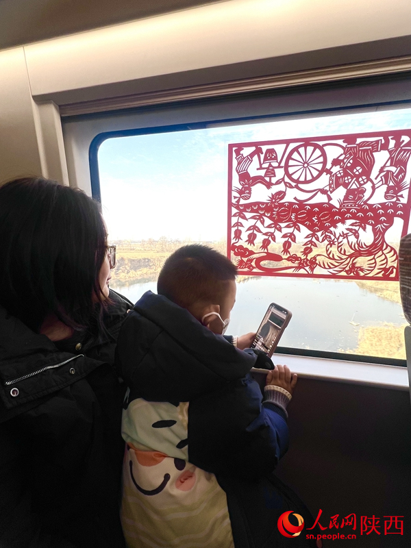 乘坐首趟西延高鐵的旅客。人民網記者 鄧楠攝