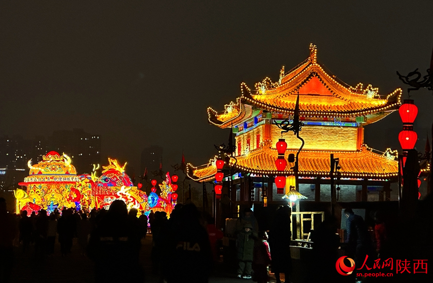 花灯与城楼交相辉映。人民网记者 白鸽摄