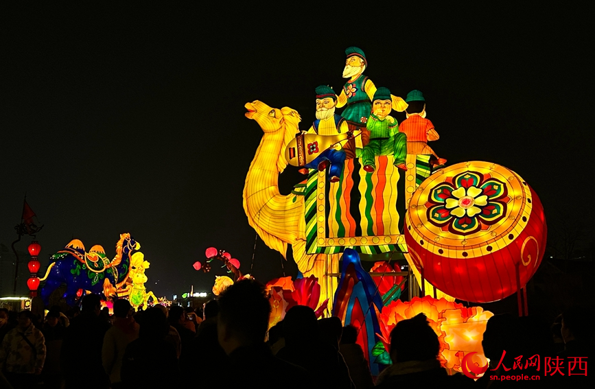 西安城墙上的“三彩盛唐”灯组。人民网记者 白鸽摄