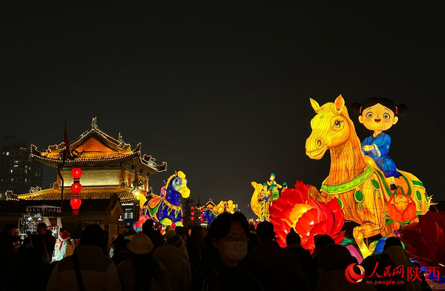 灵动的“马”元素花灯。人民网记者 白鸽摄