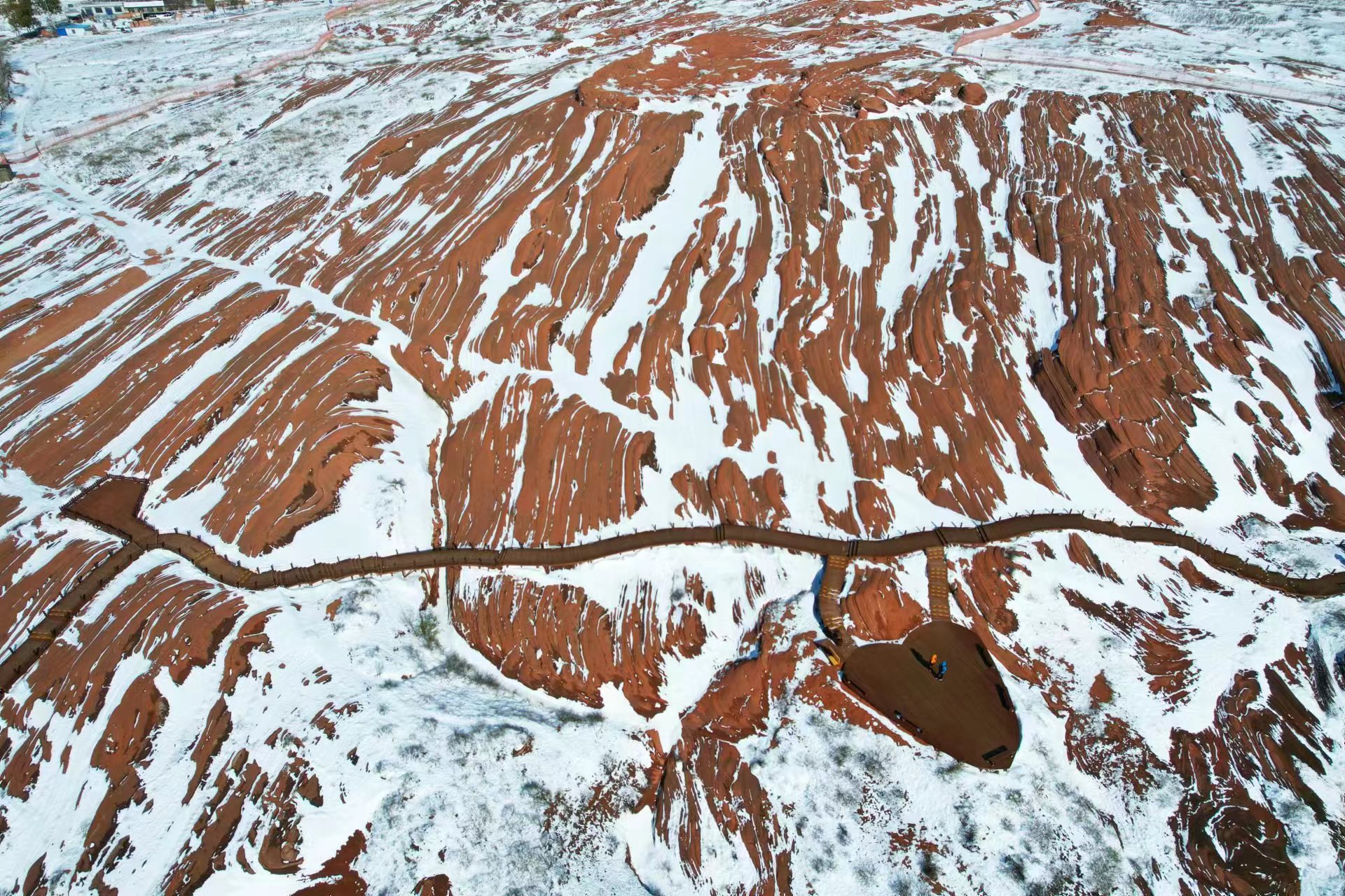 靖边波浪谷景区丹霞雪景美如画。白凌燕摄