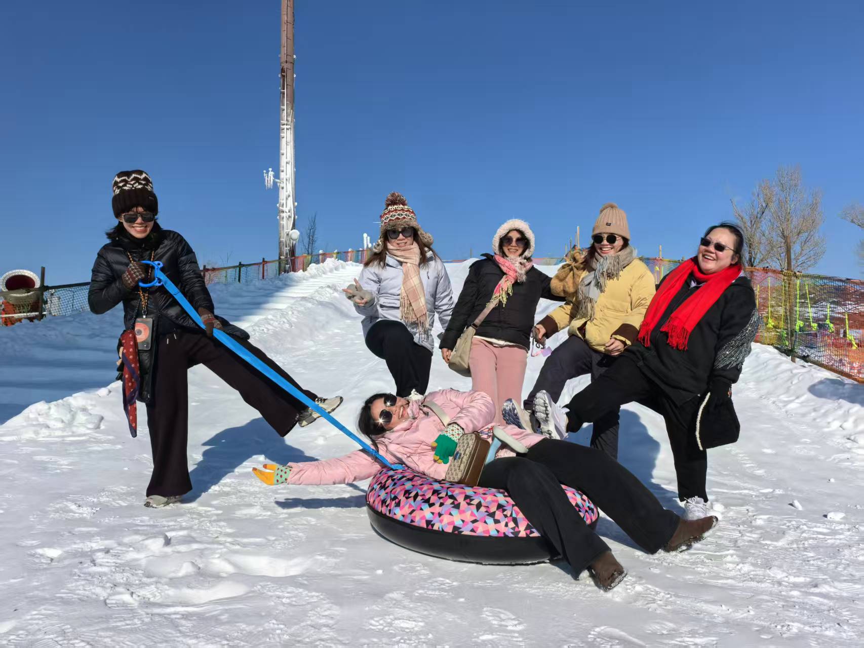 游客在靖边波浪谷景区体验游玩项目。白凌燕摄