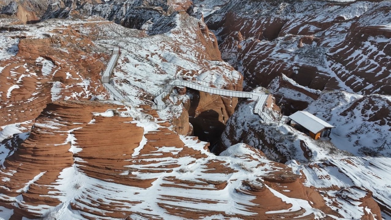 靖边波浪谷景区丹霞雪景美如画。白凌燕摄