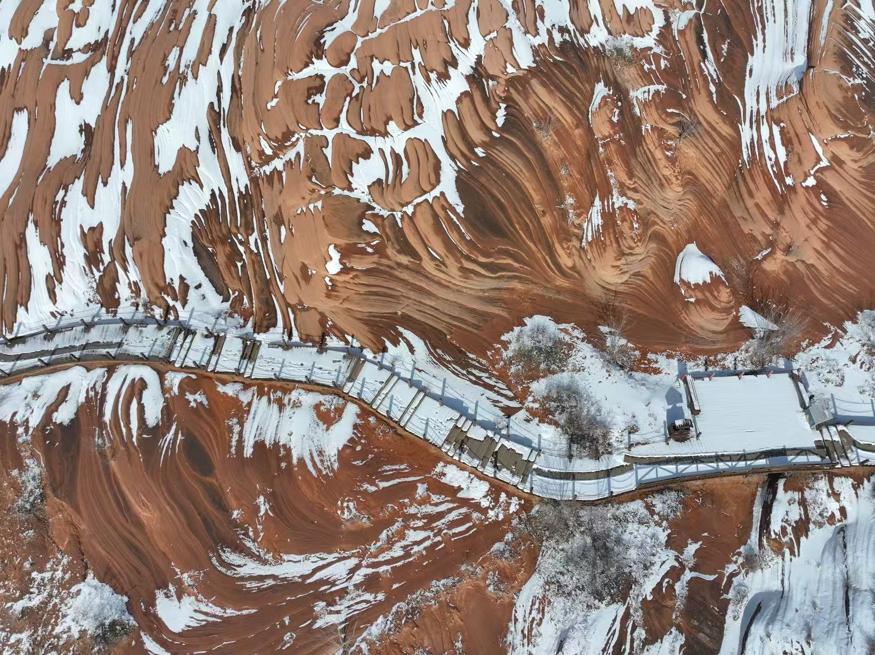 靖边波浪谷景区丹霞雪景美如画。白凌燕摄