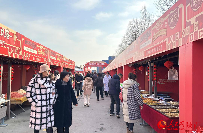 “礼遇新年 共话丝路”第三届中欧班列年货节现场。人民网记者 白鸽摄