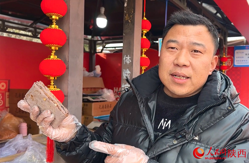 来自山东的商户带来的“山东煎饼”。人民网记者 白鸽摄