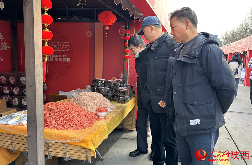 年货节现场，市民在选购产品。人民网记者 白鸽摄