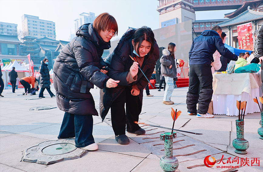 2026陕西新春年货节现场,市民在参与投壶活动。人民网记者 孙挺摄