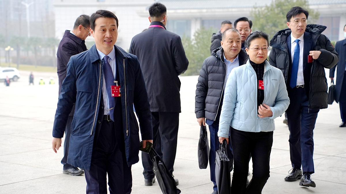 委员们步入会场