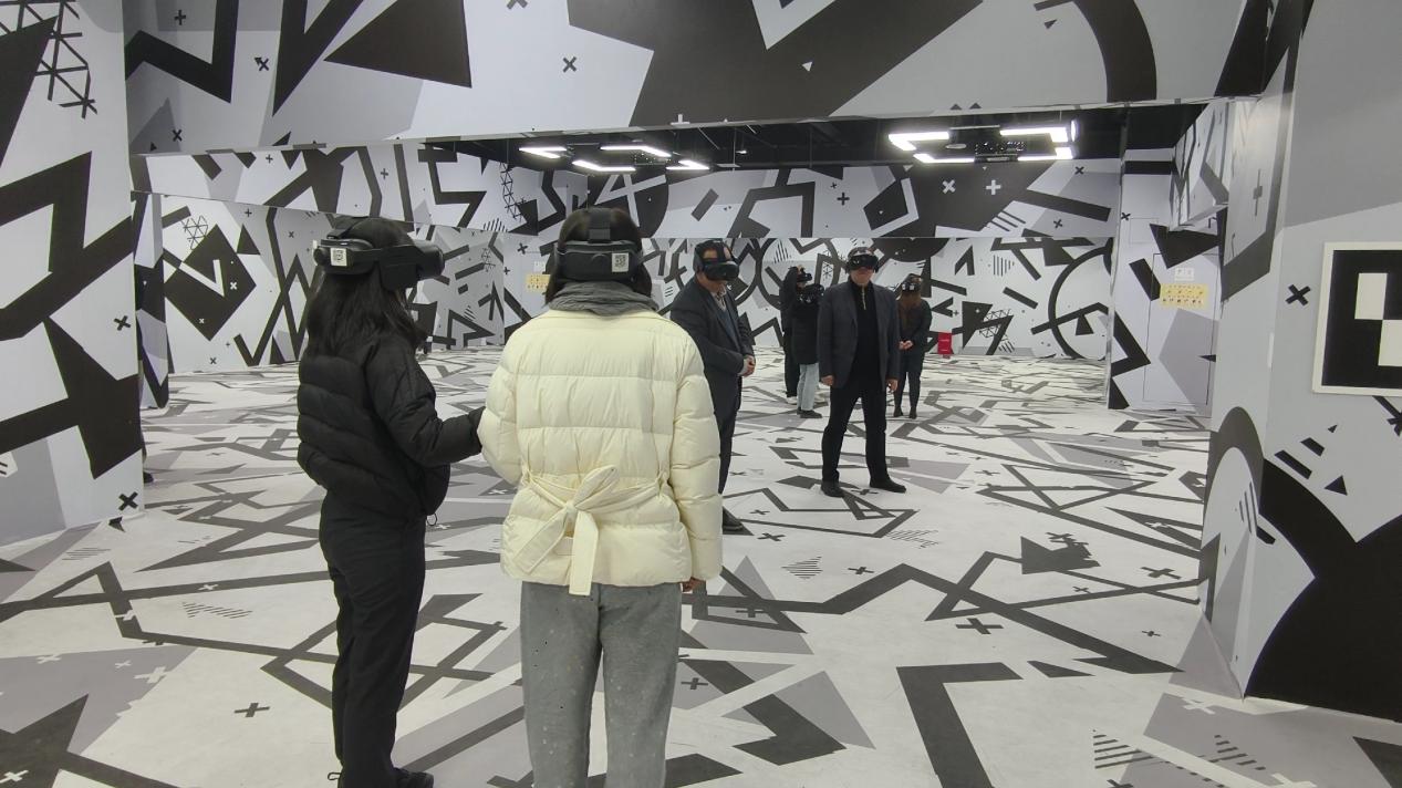 正在体验《帝国密码》XR虚拟世界的市民游客。实习生 王西妍摄