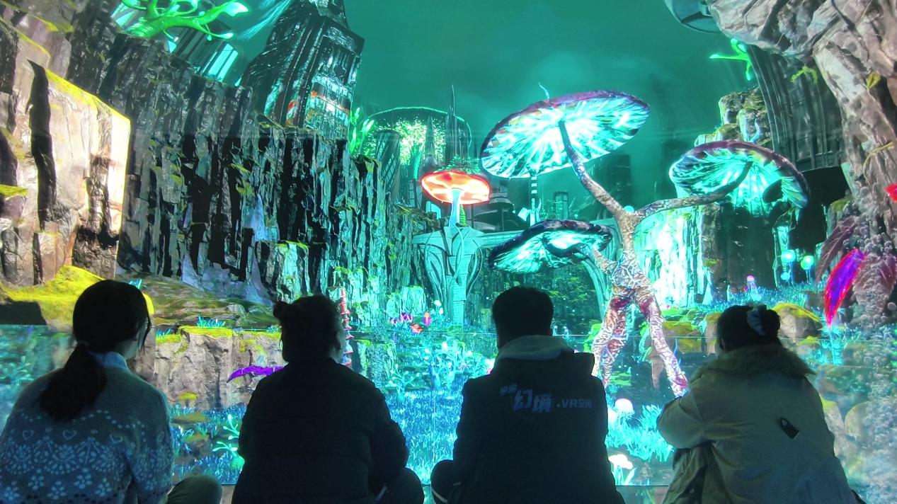 市民游客正在观看宇宙幻境·悬浮剧场的《深海探险》剧目。实习生 王西妍摄