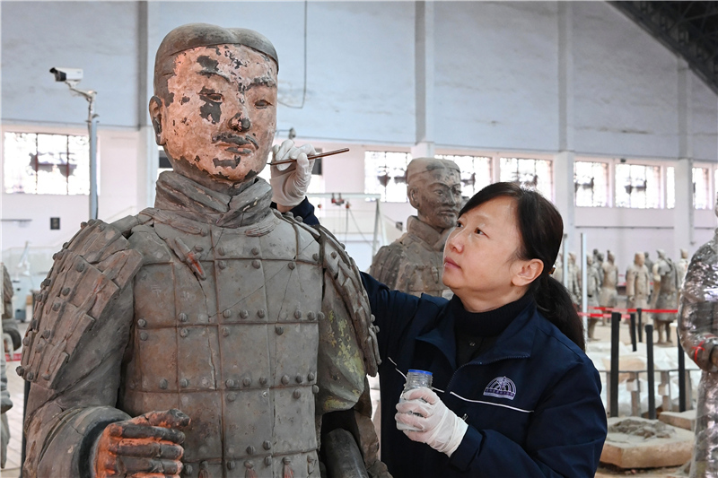 周萍正在进行文物修复。受访者供图