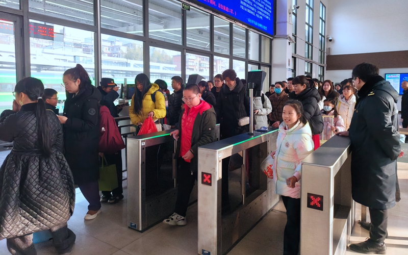 旅客有序進站乘車。李浩彥攝