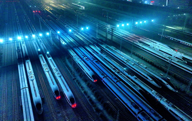 2月1日晚，西安動車段動車組存車場一列列動車組整齊停放、靜候待發。任偉攝