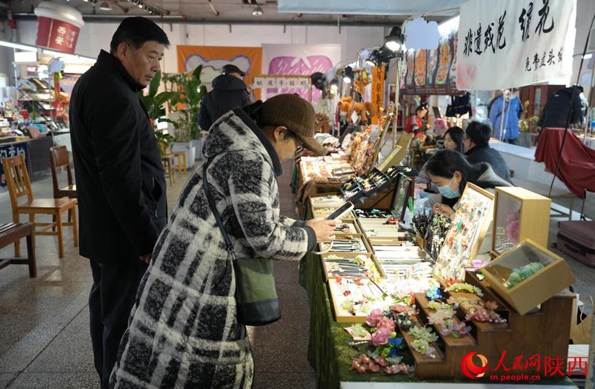 西仓市集文创公园“新贰手市集”里，逛集的市民挑选心仪的物件。人民网记者 邹星摄
