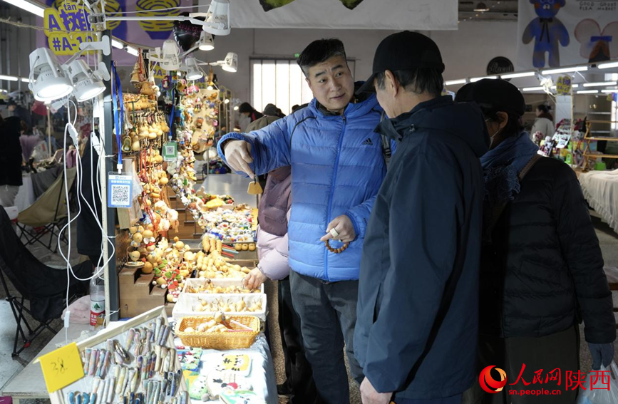 西倉市集文創公園“新貳手市集”裡，逛集的市民挑選心儀的物件。人民網記者 鄒星攝
