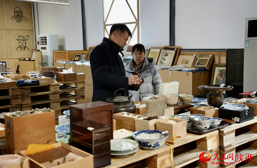 西仓市集文创公园的青年原创品牌店，吸引众多市民驻足参观。人民网记者 邹星摄