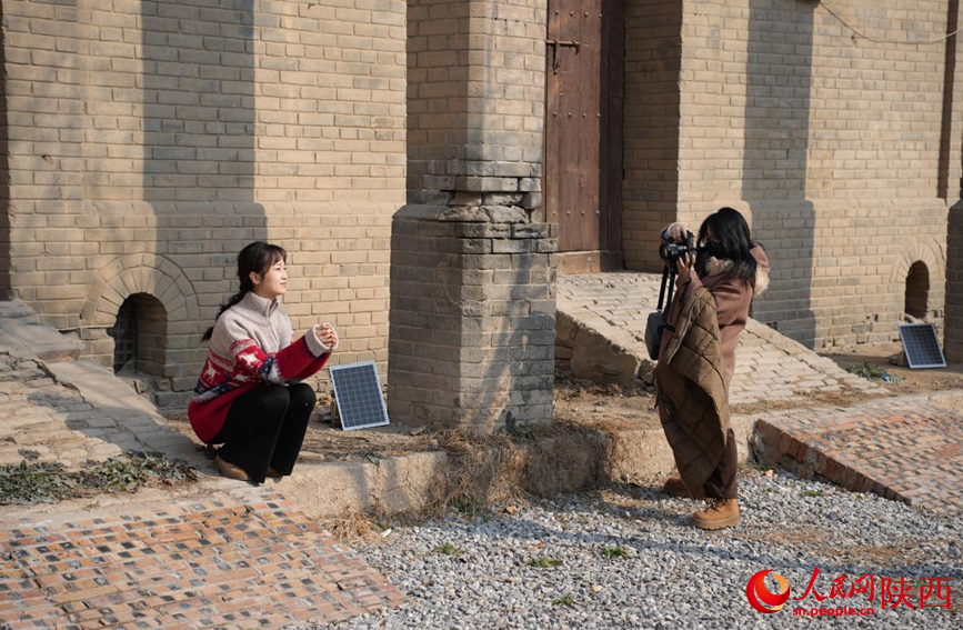 西仓市集文创公园内，不少年轻市民在这里拍照打卡。人民网记者 邹星摄