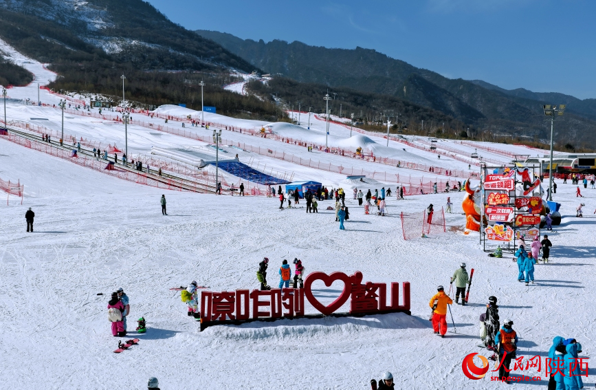 陕西宝鸡鳌山滑雪场,雪友们体验冰雪运动带来的欢乐。人民网记者 魏鑫摄