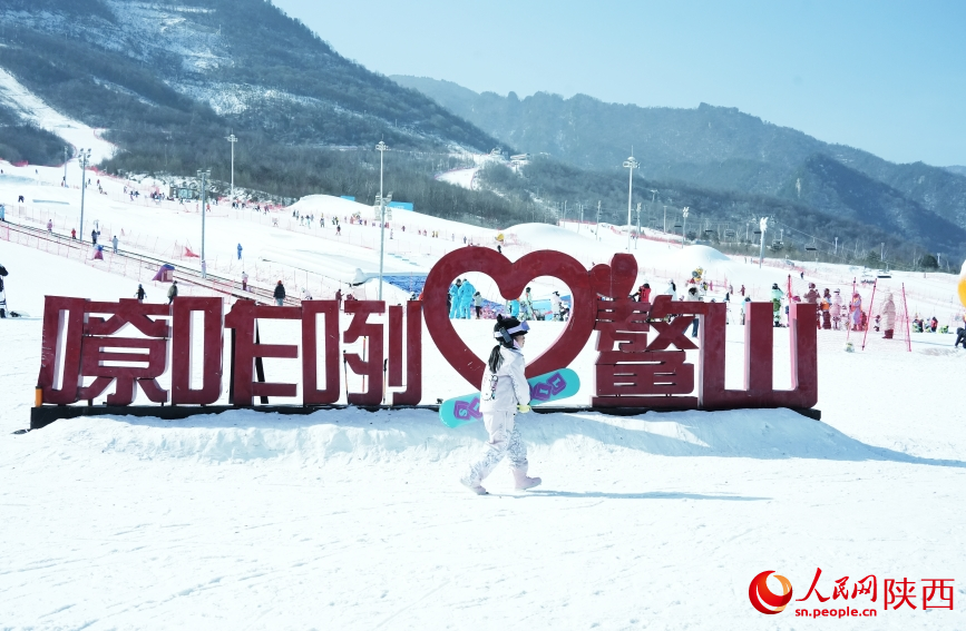 陝西寶雞鰲山滑雪場，雪友們體驗冰雪運動帶來的歡樂。人民網記者 魏鑫攝
