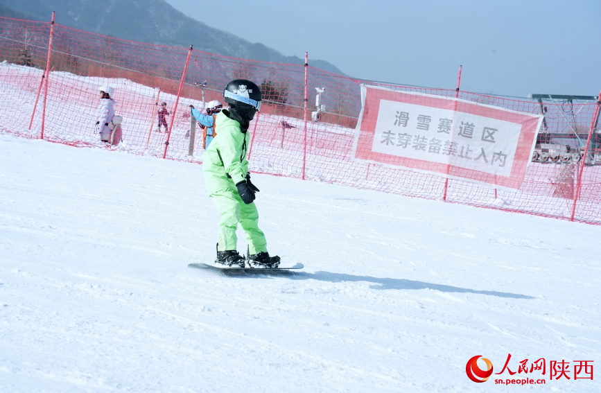 雪友们体验冰雪运动带来的欢乐。人民网记者 魏鑫摄
