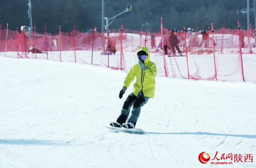 雪友們體驗冰雪運動帶來的歡樂。人民網記者 魏鑫攝