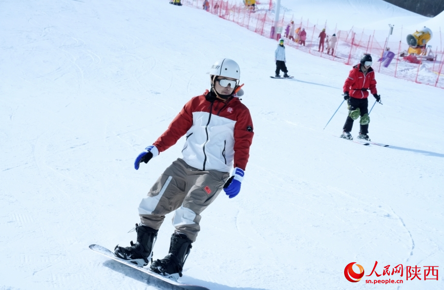 雪友们体验冰雪运动带来的欢乐。人民网记者 魏鑫摄