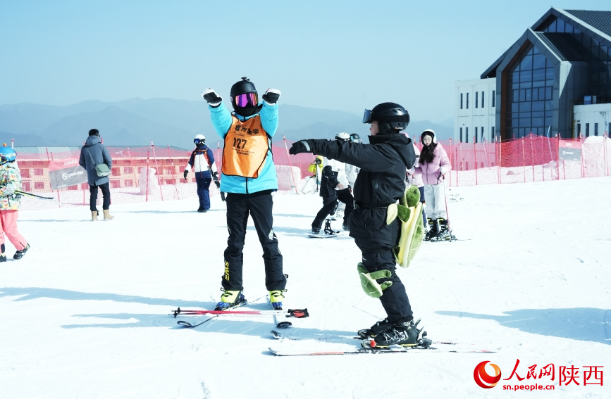 雪场上，教练耐心教授零基础雪友滑雪技巧。人民网记者 魏鑫摄