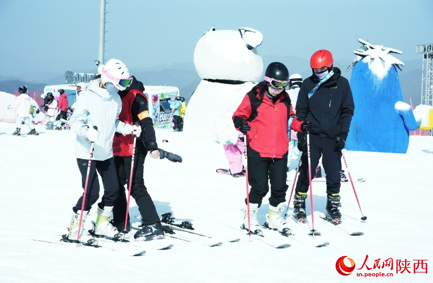 雪場上，教練耐心教授零基礎雪友滑雪技巧。人民網記者 魏鑫攝