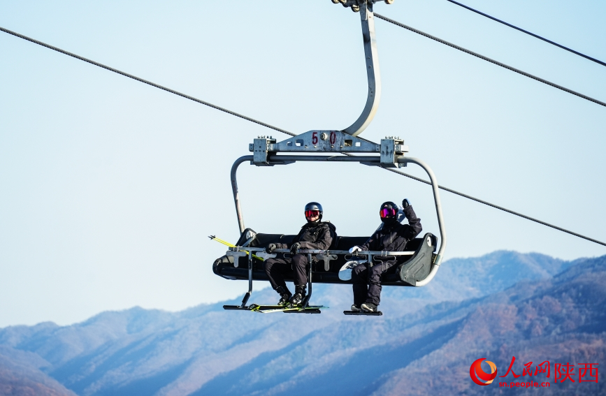 雪友坐纜車前往高級道滑雪。人民網記者 魏鑫攝