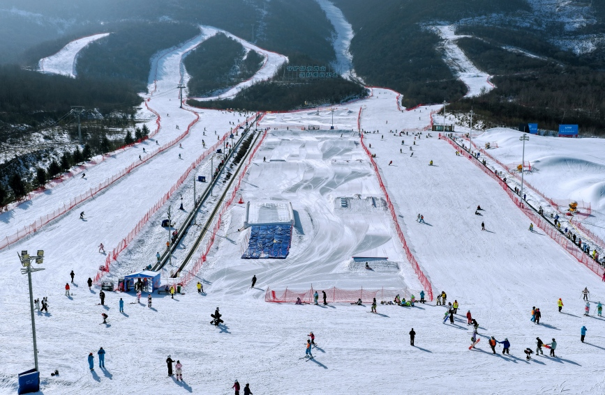 陝西寶雞鰲山滑雪場，雪友們體驗冰雪運動帶來的歡樂。緱曉龍攝