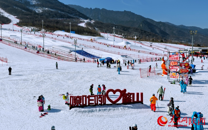 陝西寶雞鰲山滑雪場，雪友們體驗冰雪運動帶來的歡樂。人民網記者 魏鑫攝