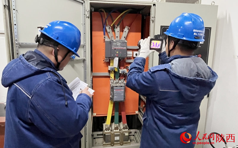 國家電網太白縣供電公司工作人員正在為滑雪場用電設備測溫。 人民網記者 魏鑫攝