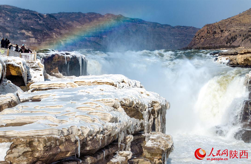 黃河壺口瀑布形成“冰峰倒挂、彩虹映瀑”的獨特景觀。人民網記者 孫挺攝