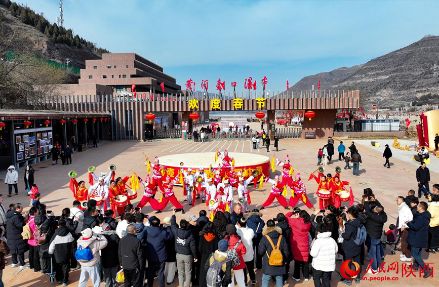 陝西黃河壺口瀑布景區新春展演活動吸引游客駐足觀賞。人民網記者 孫挺攝
