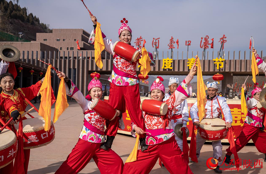 陝西黃河壺口瀑布景區新春展演活動。人民網記者 孫挺攝