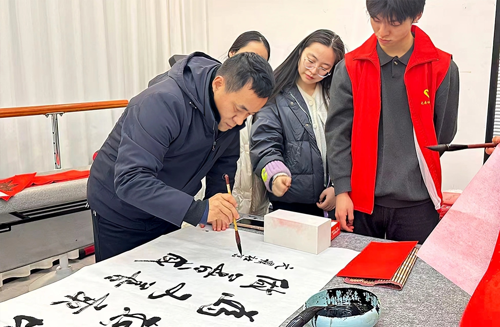 未央區元鼎社區開展寫春聯進萬家活動。受訪者供圖