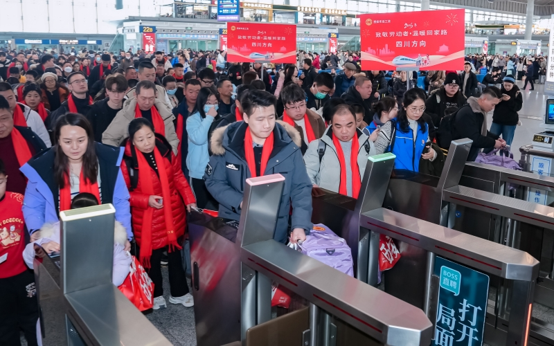 2月10日，西安市“致敬勞動者 溫暖回家路”愛心專列開行。實習生王西妍攝