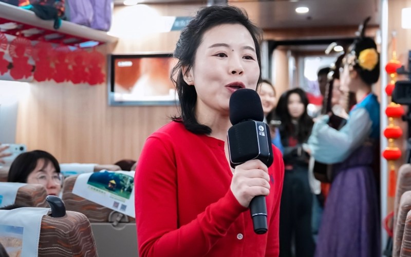 2月10日，西安市“致敬勞動者 溫暖回家路”愛心專列開行。實習生王西妍攝