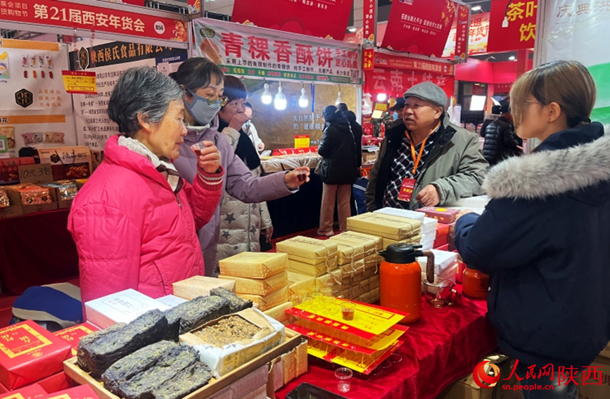 第21屆西安年貨會現場，市民選購年貨商品。人民網記者 魏鑫攝