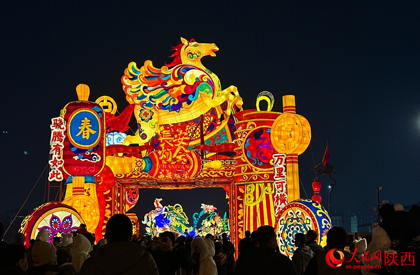 西安城牆燈會吸引市民游客拍照打卡。人民網記者 白鴿攝