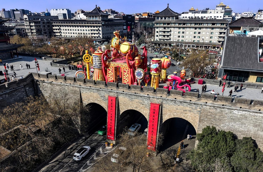 城門上懸挂的巨幅春聯。西安城牆管委會供圖