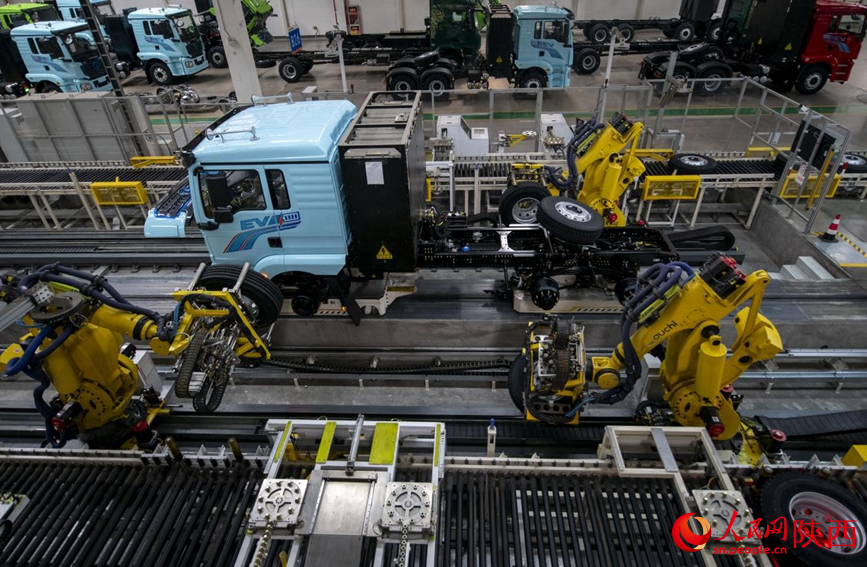 陝汽新能源智能工廠重卡裝配線上一片繁忙景象（資料圖）。人民網記者 翁奇羽攝