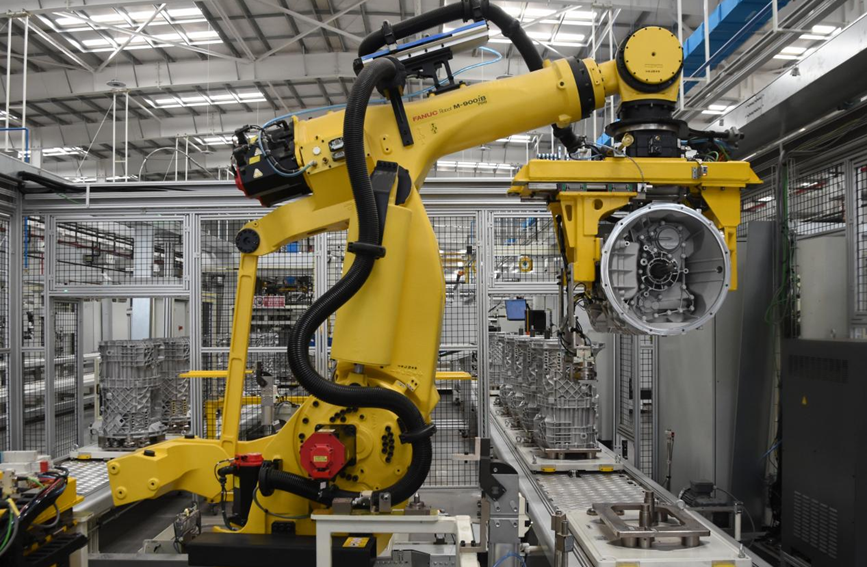 法士特生產線上，智能機械臂在抓取變速器殼體。法士特供圖
