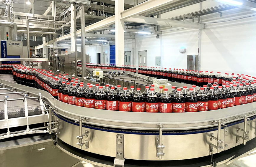 生產線正在生產新年主題大包裝產品。中糧可口可樂飲料(陝西)有限公司供圖