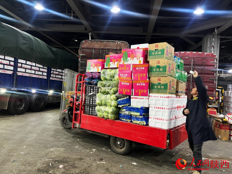 蔬菜經營商戶在欣橋市場裝車。人民網記者 魏鑫攝