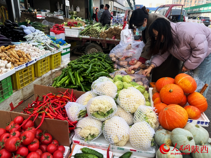 市民在欣橋市場採購蔬菜。人民網記者 魏鑫攝