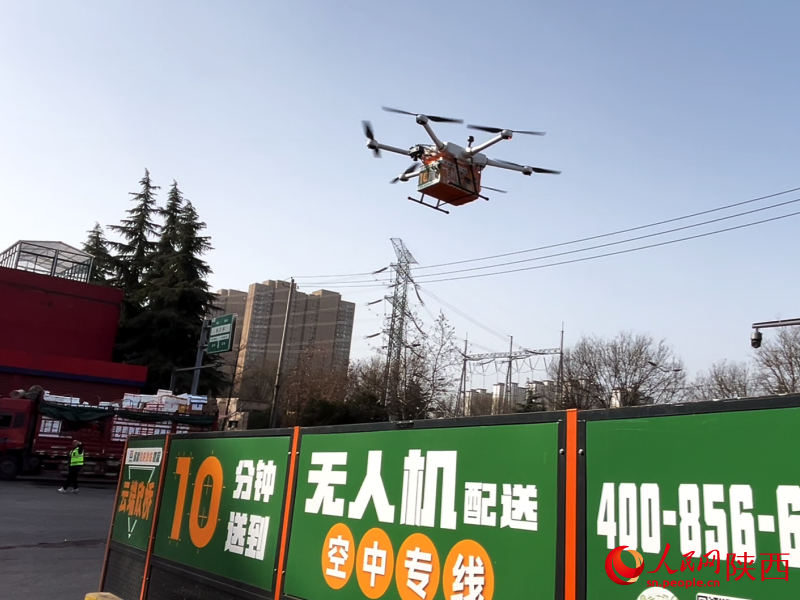 在市場配送區,一架裝著海鮮的無人機騰空而起。人民網記者 魏鑫攝